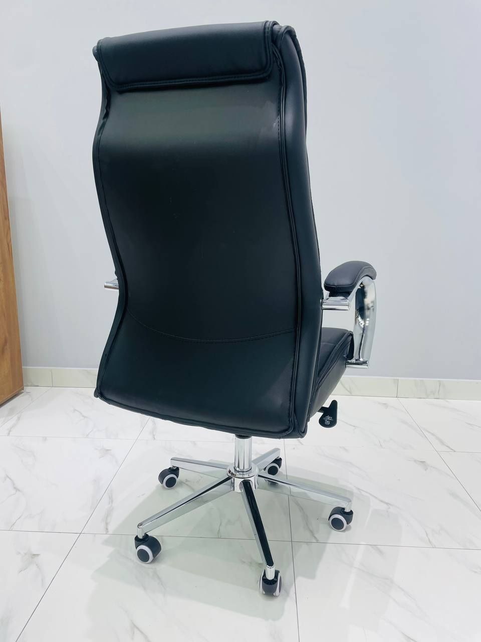 Офисное кресло для руководителя модель 8045