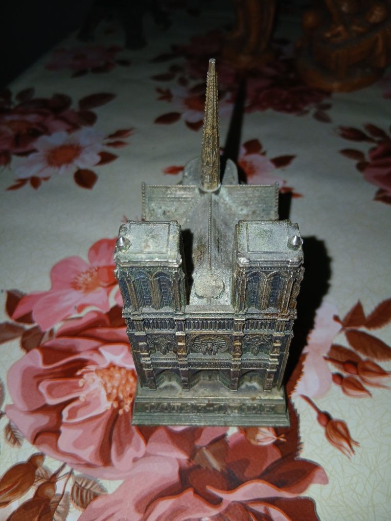 Lot de vânzare Turnul Eiffel, Notre-Dame,Sfânta Fecioară cu pruncul