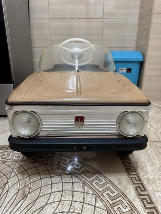 Masinuta veche cu pedale / MOSKVICH / de colectie
