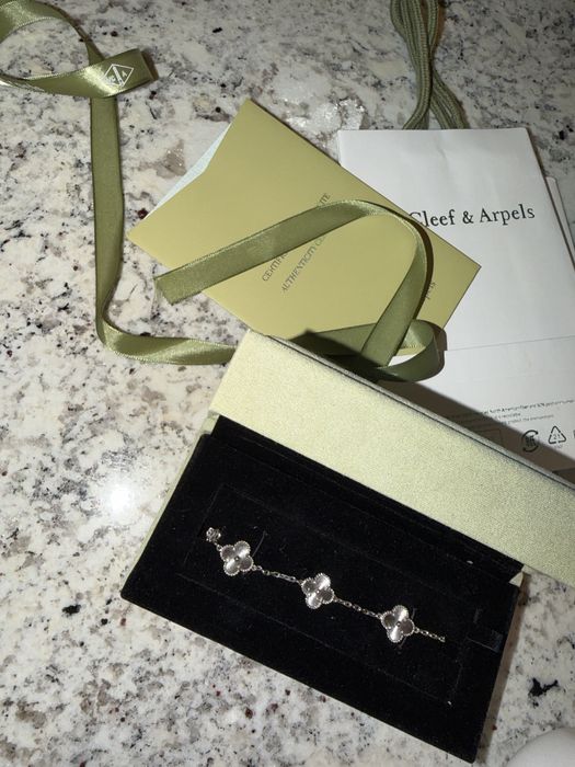 Van Cleef гривна