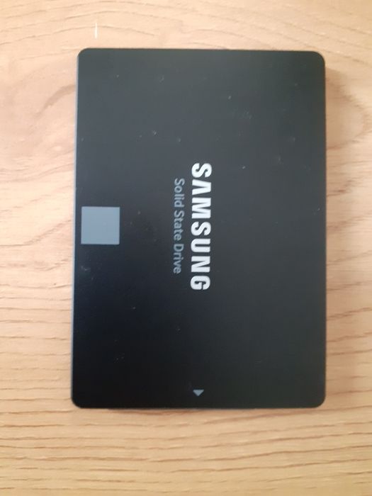 Vând ssd 500 GB Samsung 860 EVO black