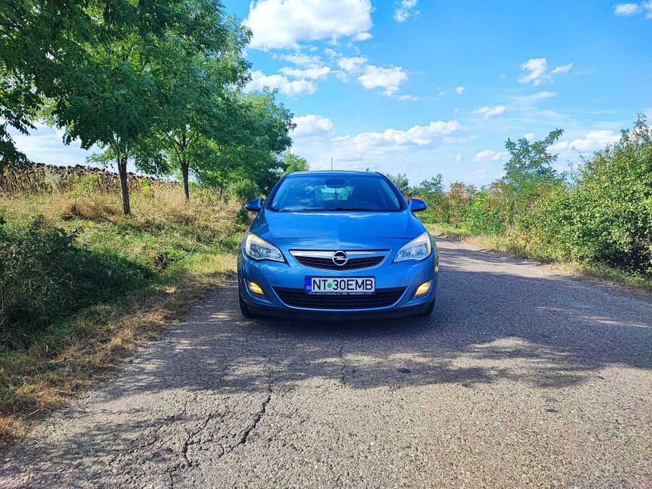 Opel Astra J 2011 – benzinar aspirat 1.6, 116 cai, culoarea cerului
