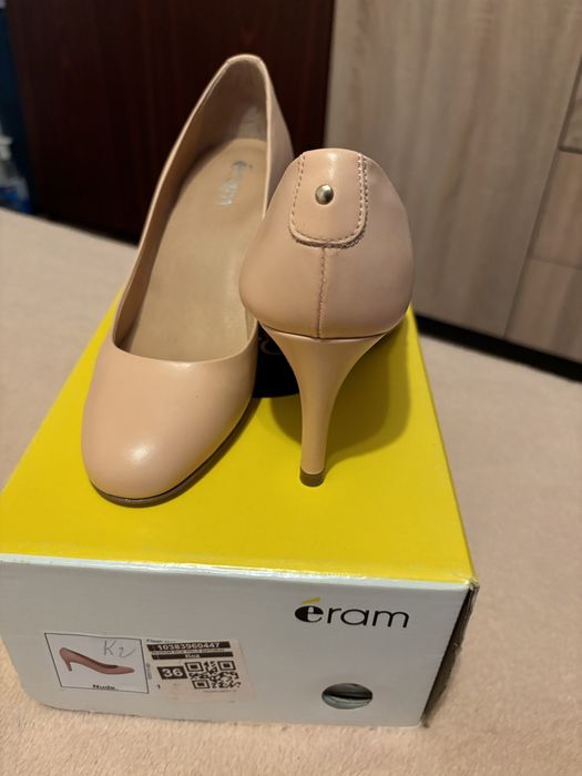 Pantofi noi din piele naturala