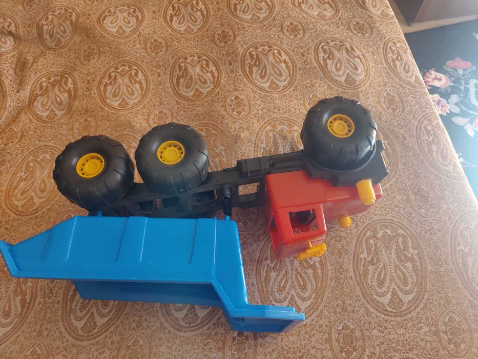 Продавам детска играчка Камионче - ново, голямо