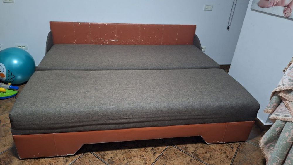Vând canapea extensibilă cu ladă de depozitat.Pret 300 Lei negociabil