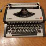 Masina de scris mecanica plata - Olympia Traveller