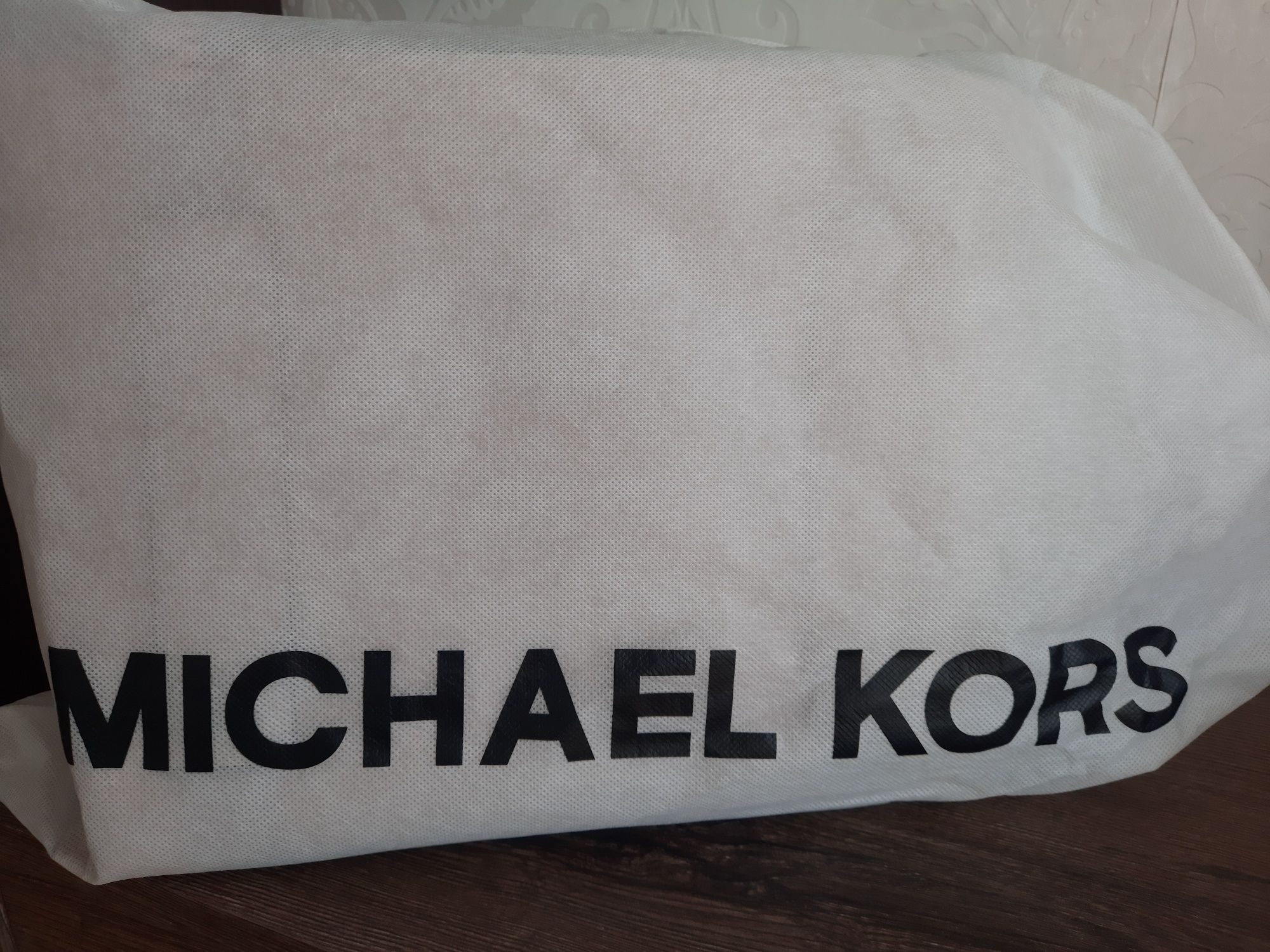 Продавам оригинална чанта MICHAEL KORS Wonderlust