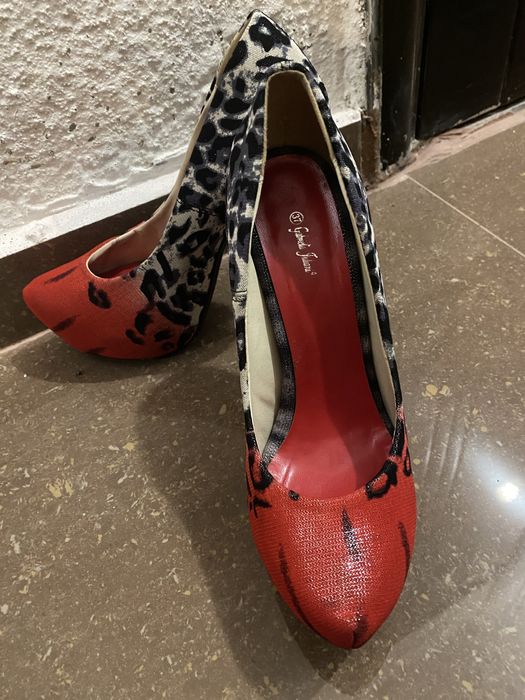 Обувки с ток носени веднъж