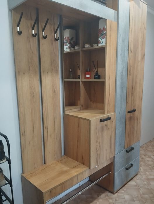 Продам прихожую .