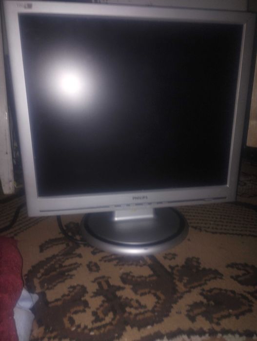 Calculator nefolosit plus cablu de alimentare și cablu de D-sub