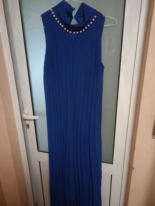 Синя официална рокля.