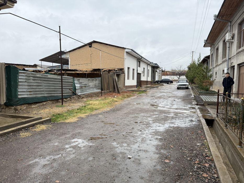 Uchqaxramon yer sotiladi