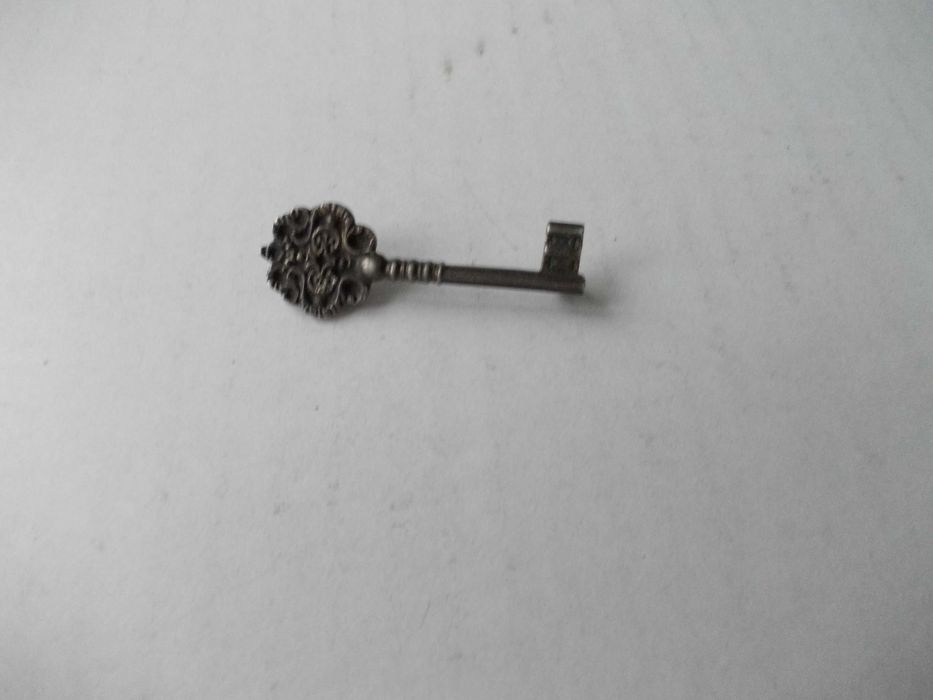 Brosa veche din argint cheie