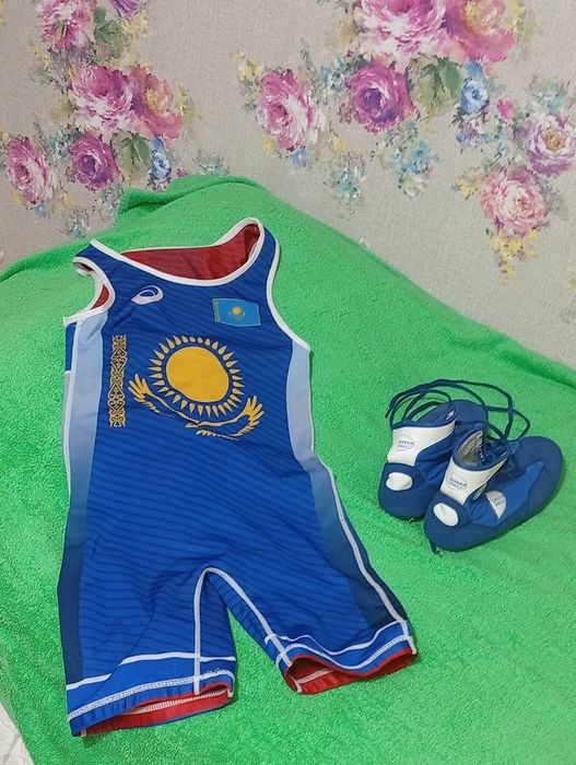 Борцовское трико и бутсы.За 15тыс весь набор