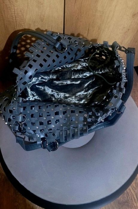 Графитена чанта от кожена мрежа с метални елементи и плюшен несесер