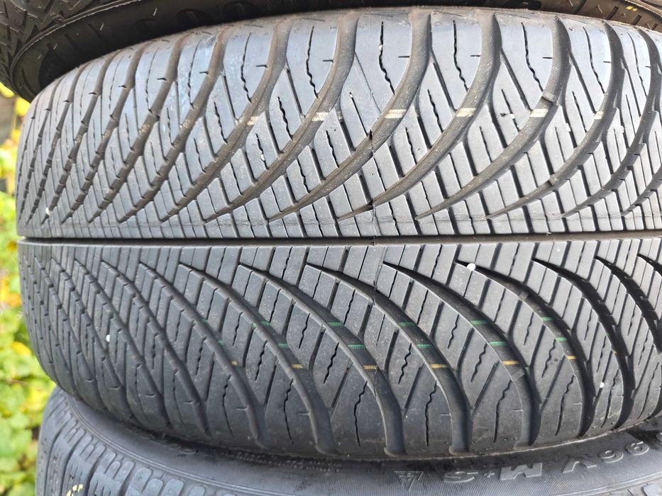 2бр Всесезонни гуми 215 55 17 - Goodyear