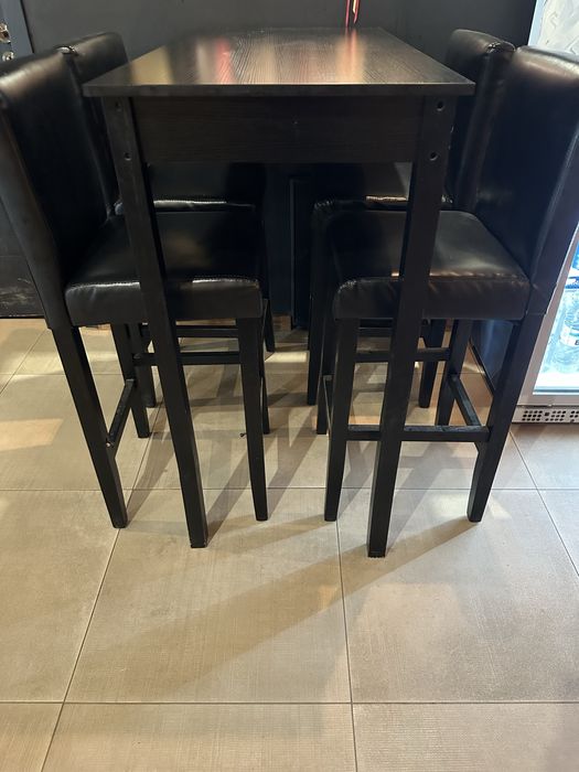 Бар маса и четири стола