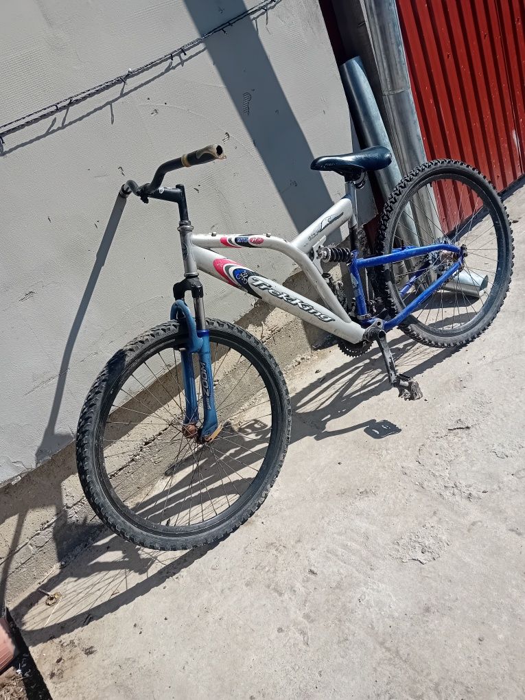 Vand bicicleta  impecabila