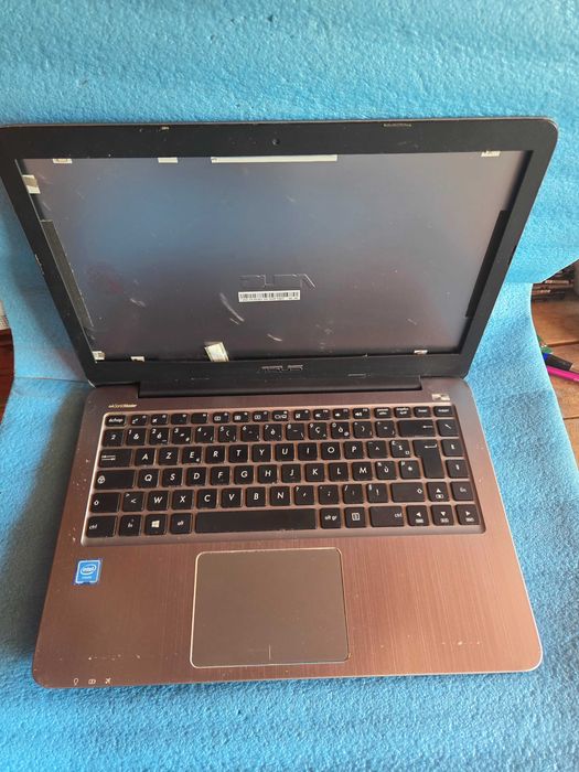 carcasa si placa de baza ASUS E403S - pentru piese -