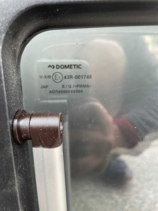 Продавам прозорец за кемпер/каравана DOMETIC