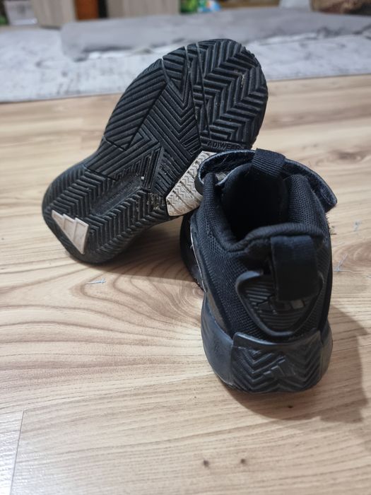 Продавам детски  кецове Адидас