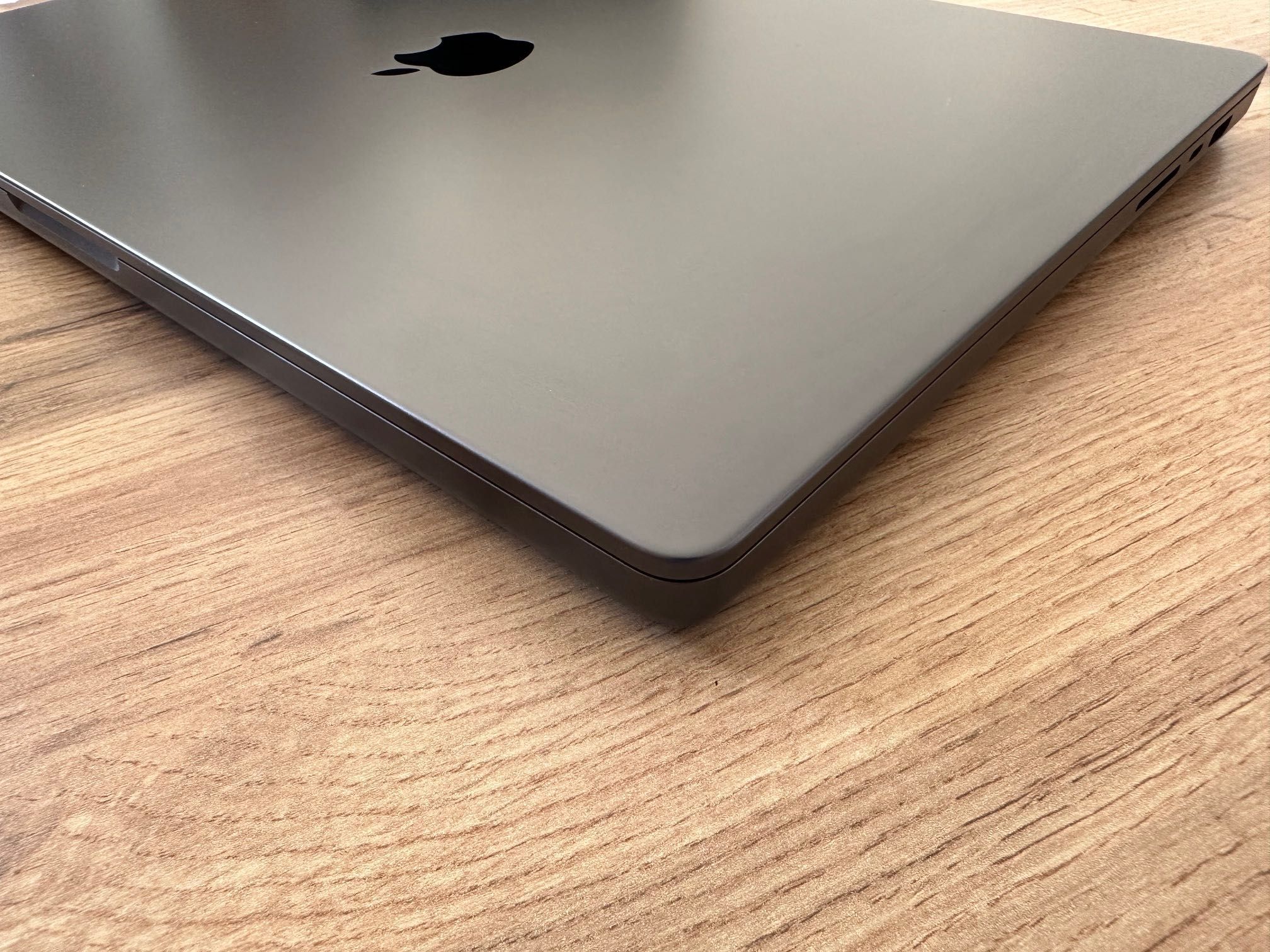MacBook Pro 16" M4 PRO Chip 14-CPU/20-GPU/24RAM/ 4TB SSD В ГАРАНЦИЯ