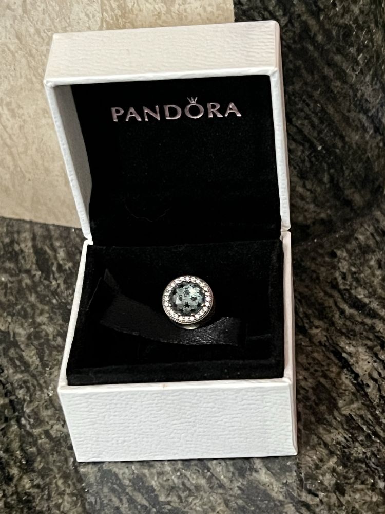 Гривна с талисман Pandora