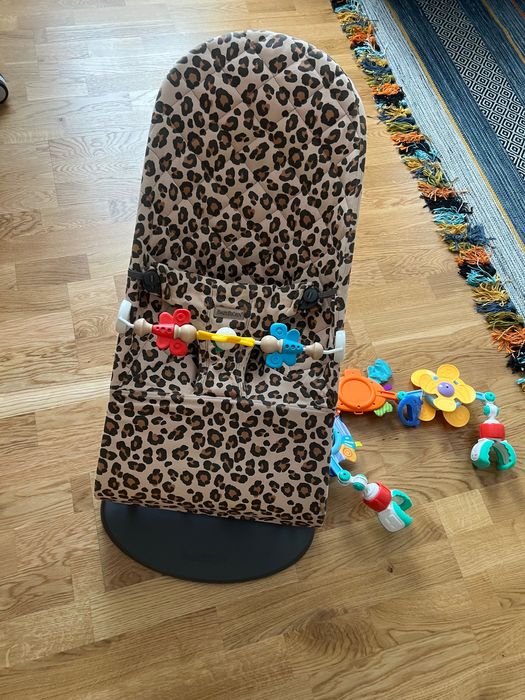 Babybjorn cu 2 jucării