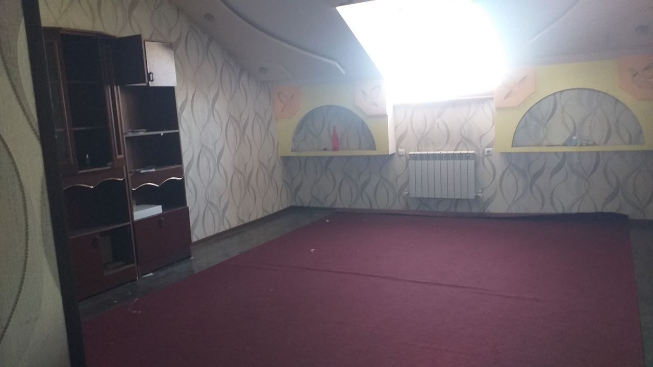 3 xonali uy 5 etaj sentarlani aptekada