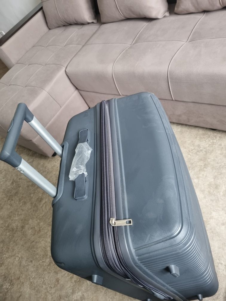 Продам чемодан новый