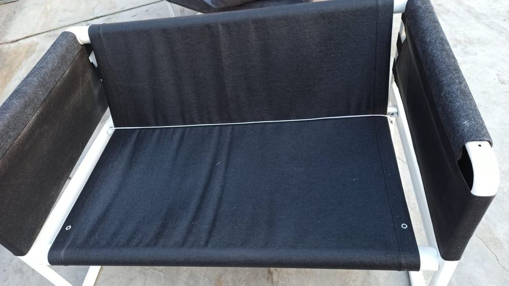 Canapea de doua locuri