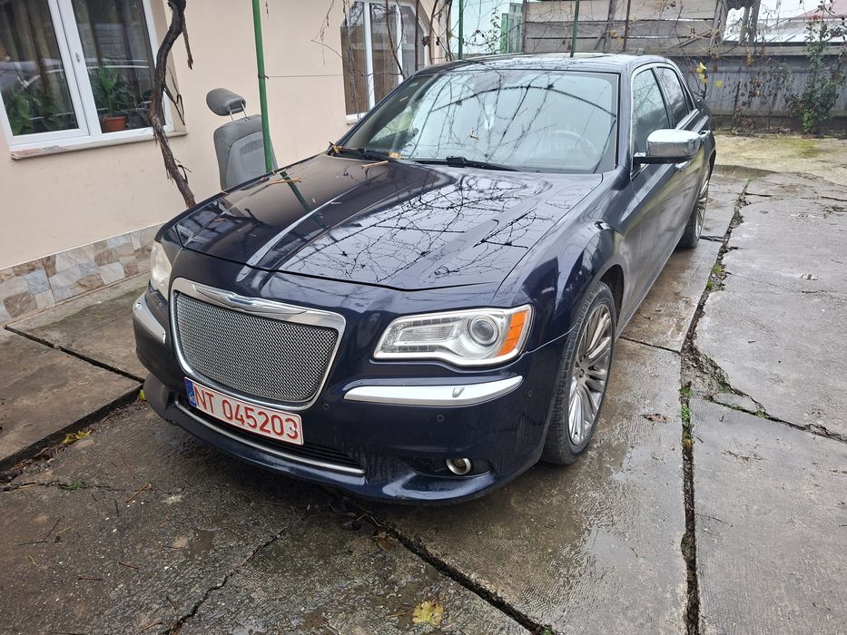 Chrysler 300C 2013 Lancia Thema usor avariat 3.0d