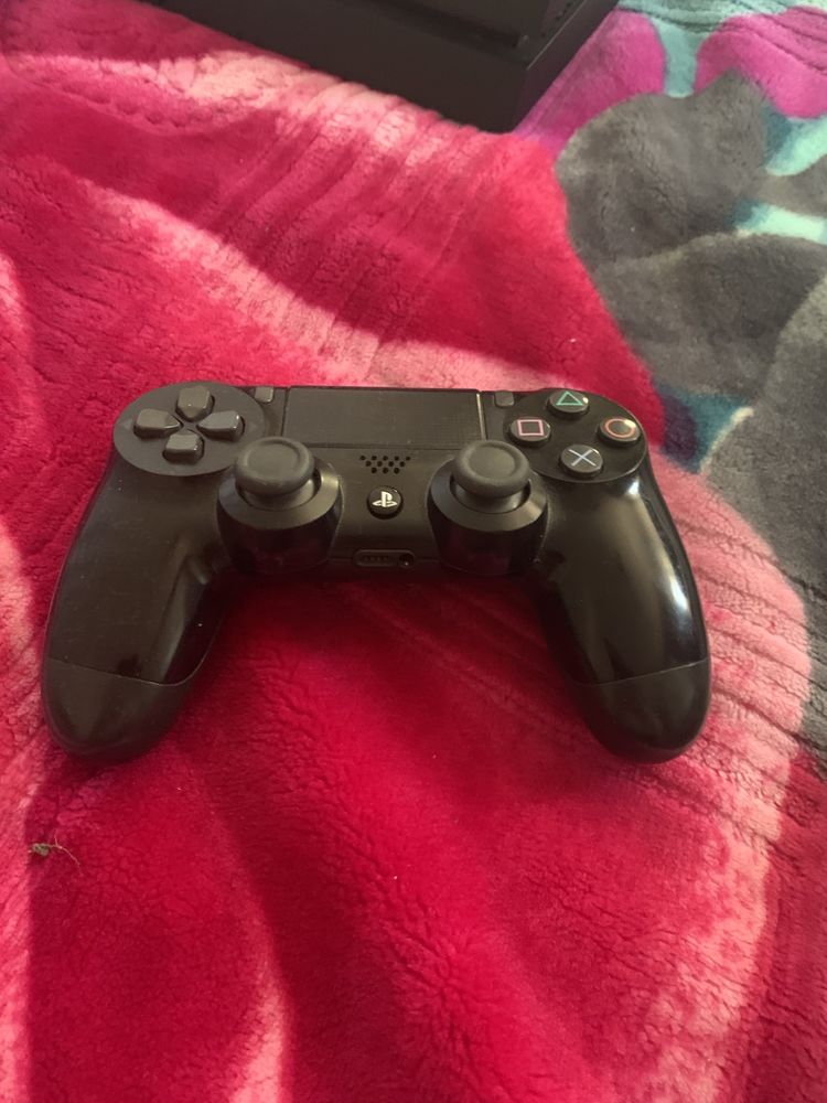 Vând ps4 în stare bună de fucționare