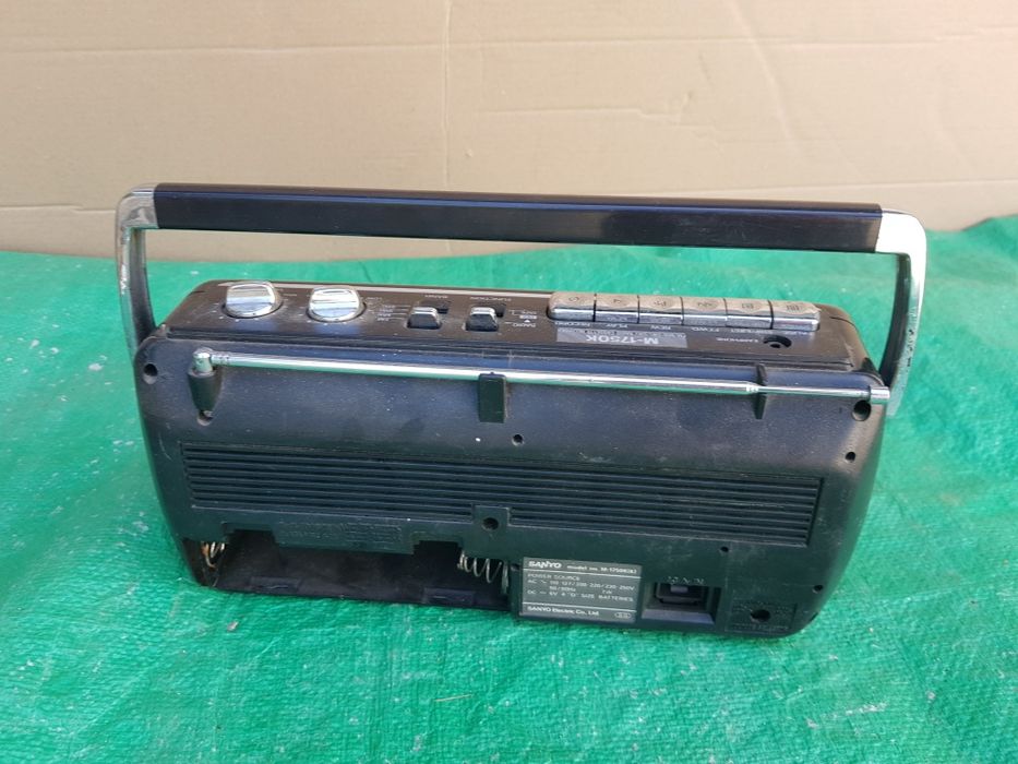 Radio Casetofon sanyo  vechi model M-1750,k made in japan