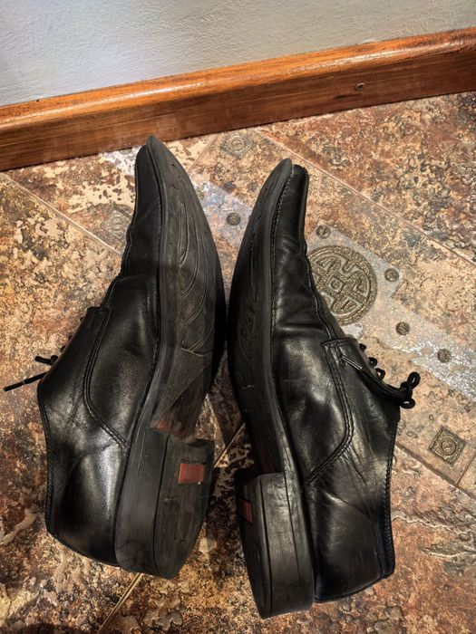 Подарявам черни кожени обувки 40 номер