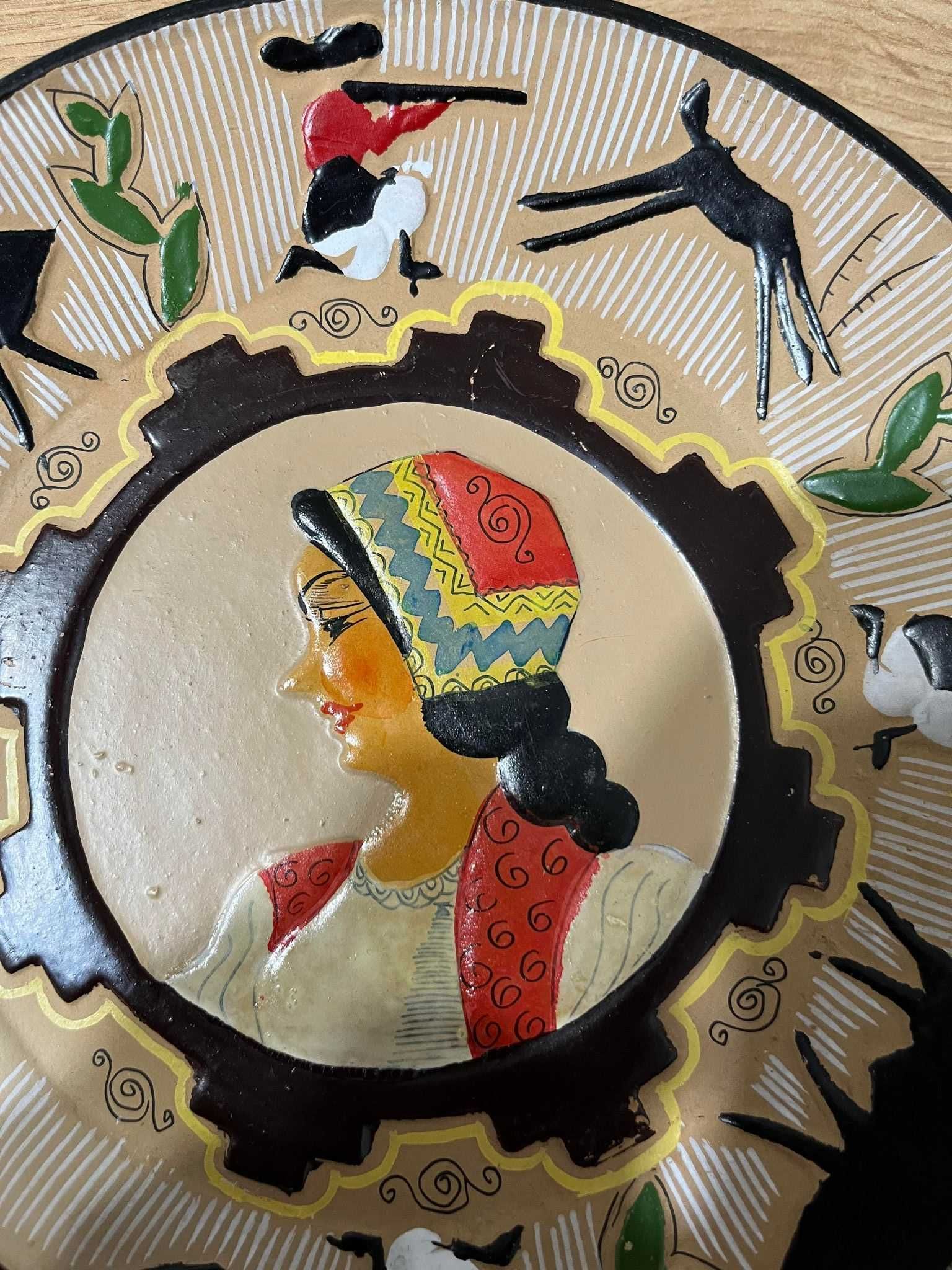 Farfurie vintage handmade de colectie “Femeie la vanatoare”