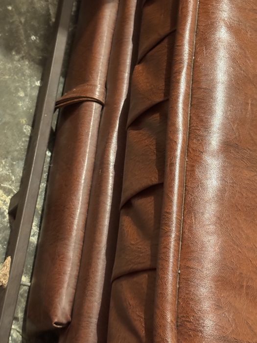 Canapea maro cu colt.