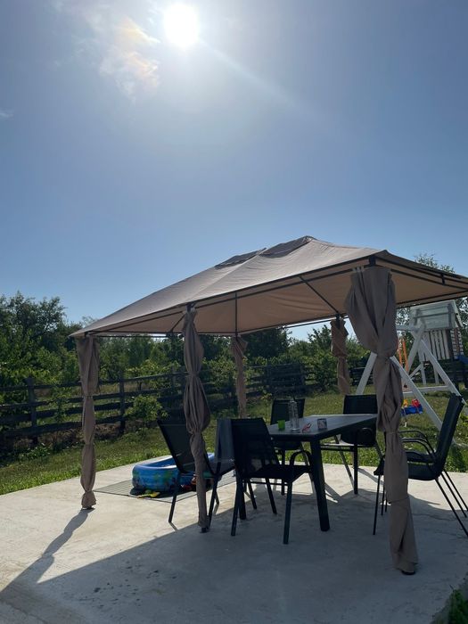 Vand pavilion aprope nou