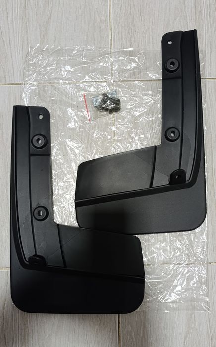 Продам комплект брызговиков на Тойота Хайс