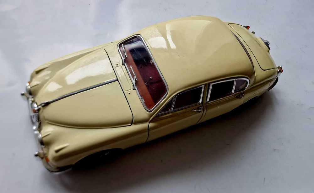 Macheta auto Jaguar Mark II fildeșului si rosu 1959 Maisto 1:18