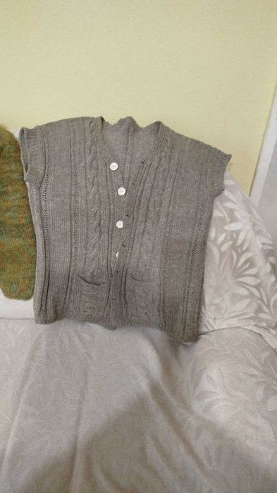 Продавам плетени дрехи - блузи, елеци, терлици