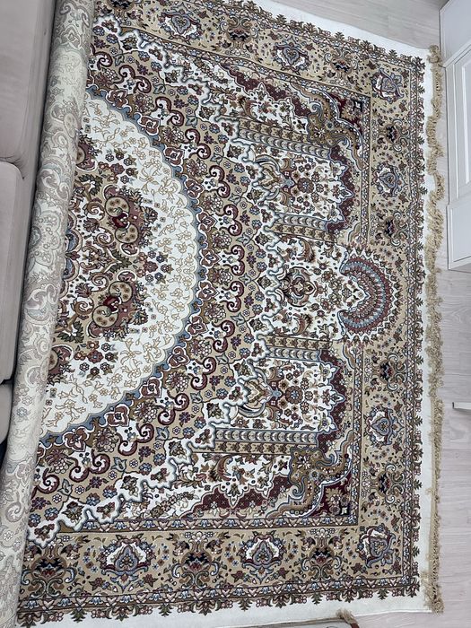 Шелковый ковёр, размер 2,8 * 4 м. В отличном состоянии. После стирки.