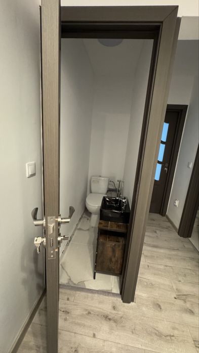 Apartament decomandat, 2 camere, 2 bai, fost cabinet de Pediatrie, CT