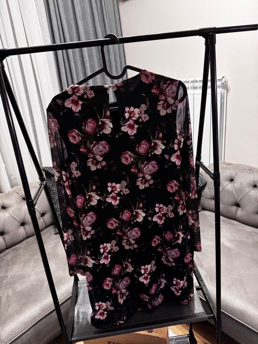 Черна рокля с цветя от Mohito