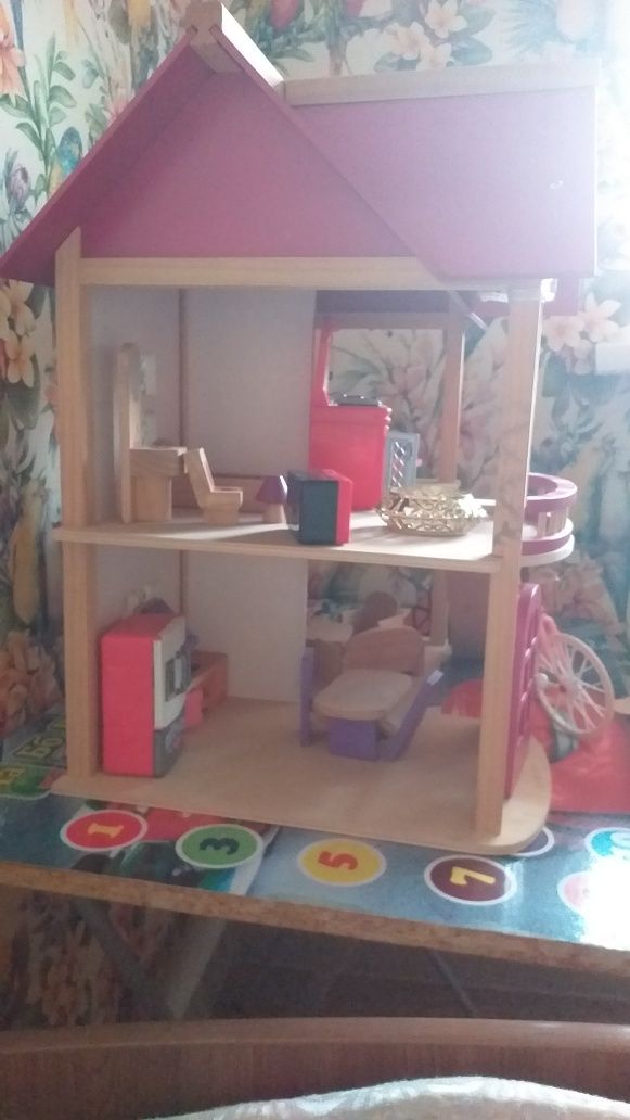 Детские игрушки. Кукольный деревянный  домик