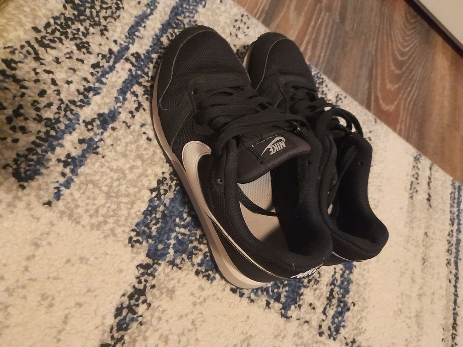 Vând Adidasi Mărimea 36