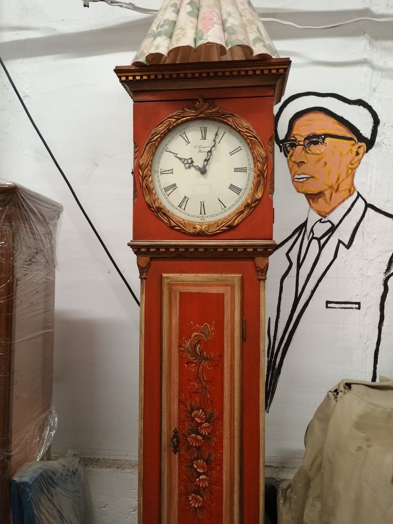 Здравейте продавам подов часовник  антик .