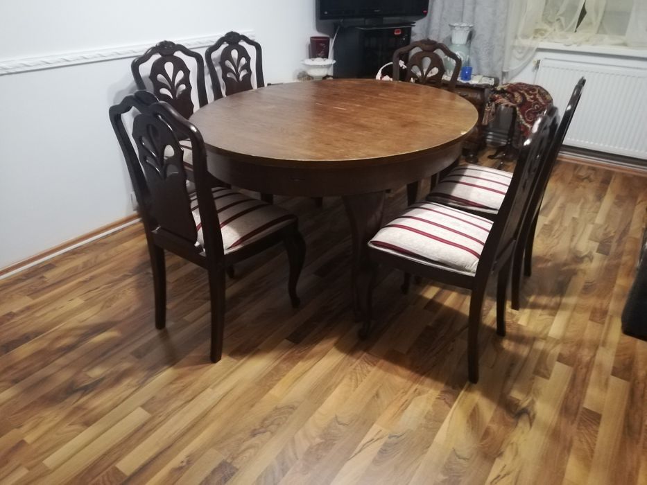 Vând masă mare extensibilă cu scaune baroc. stejar