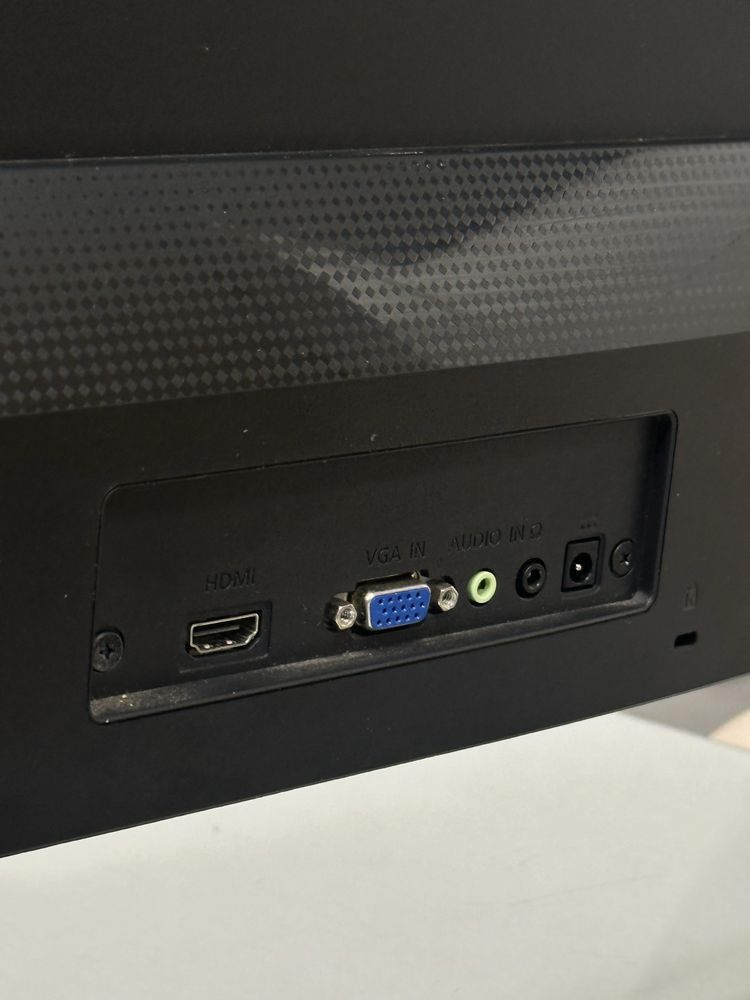 Продавам монитор Acer R271