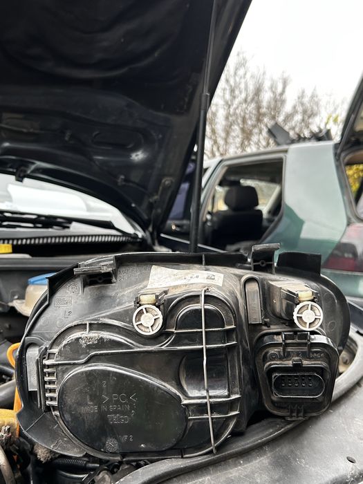 Два броя фарове за голф